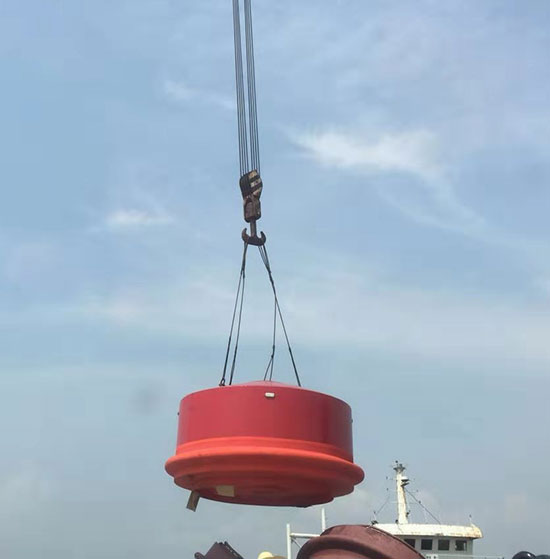 海上漂浮的鋼質(zhì)浮筒填充聚氨酯發(fā)泡機(jī)(圖1) 海上漂浮的鋼質(zhì)浮筒