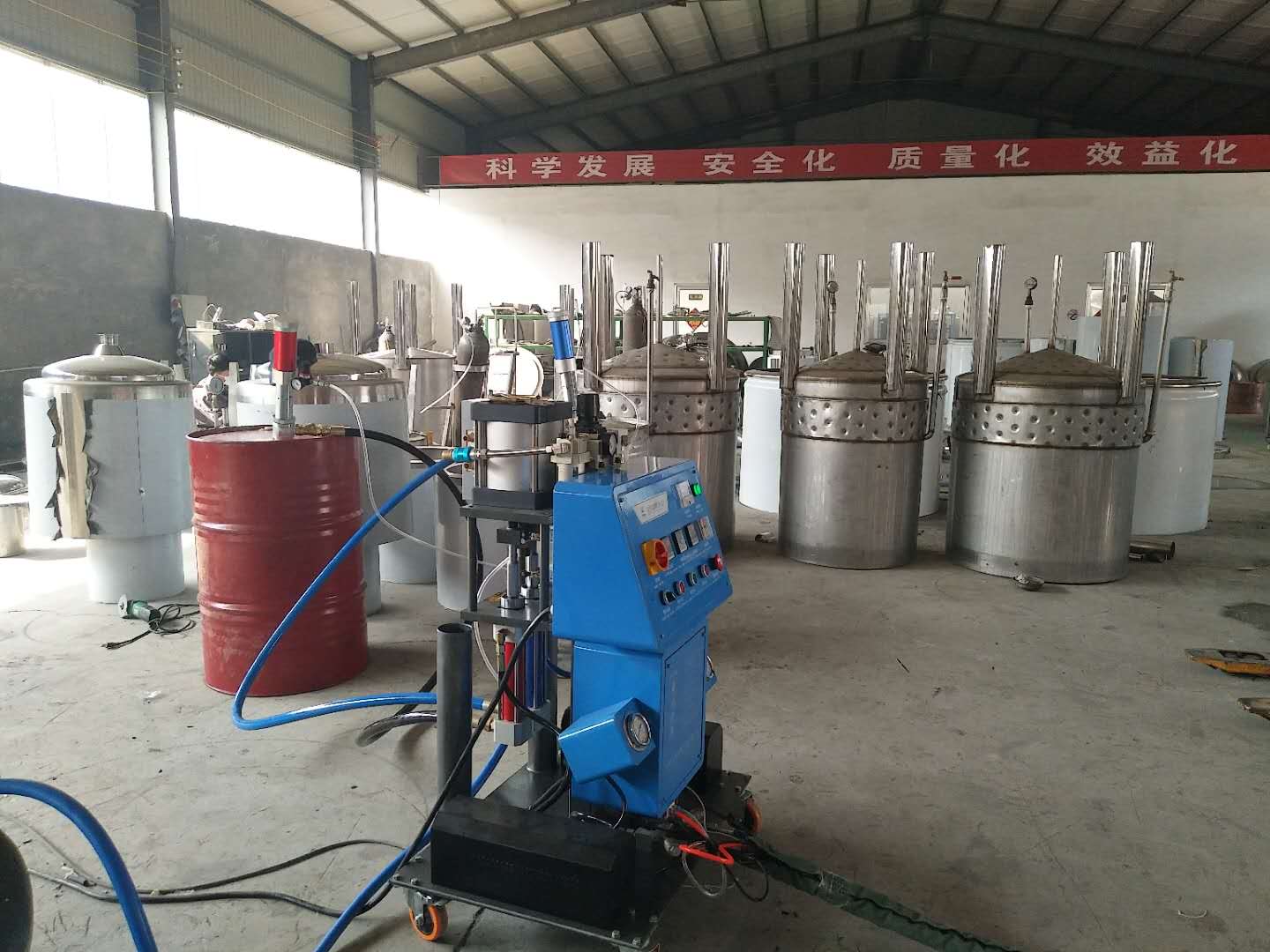 水箱保溫的保溫層可以填充聚氨酯發(fā)泡嗎 不銹鋼能用嗎(圖2) Q2600水箱保溫的保溫層填充聚氨酯發(fā)泡機