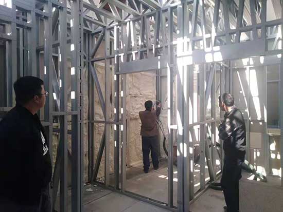 輕鋼填充發(fā)泡聚氨酯防火等級(jí)如何 可以建造別墅房屋嗎?(圖1) 輕鋼保溫防火填充發(fā)泡聚氨酯效果