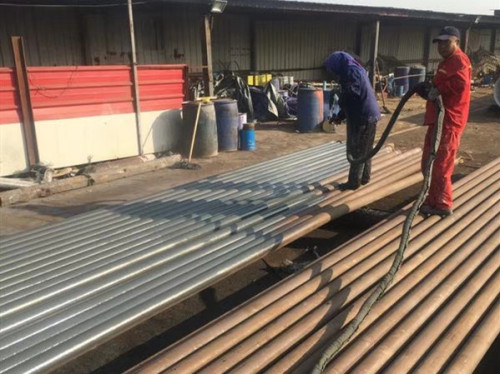 噴涂聚脲涂料(圖1) 噴涂聚脲涂料用于剛才表面防腐施工