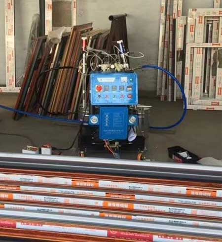 鋁型材發(fā)泡機(圖1) Q2600D氣動鋁型材發(fā)泡機