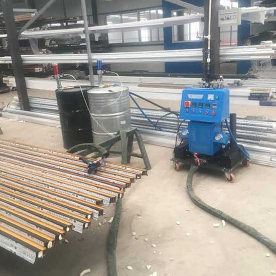 鋁型材澆注發(fā)泡機(圖1) Q2600D聚氨酯鋁型材澆注發(fā)泡機