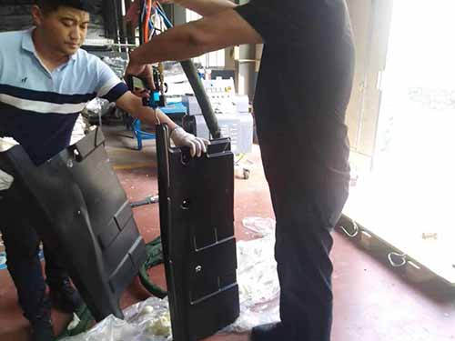 汽車配件聚氨酯填充(圖1) H5600D液壓聚氨酯發(fā)泡機在山東諸城用于汽車配件聚氨酯填充