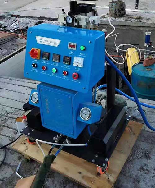 聚氨酯車輛內(nèi)飾頂棚噴涂發(fā)泡保溫(圖1) Q2600小型聚氨酯噴涂機(jī)