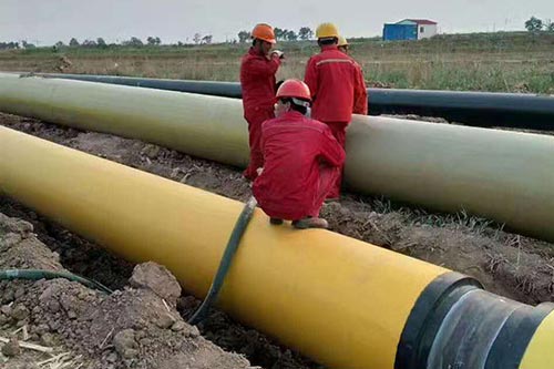 設備管道保溫發(fā)泡澆注聚氨酯施工噴涂機(圖5) 設備管道保溫發(fā)泡澆注聚氨酯施工案例