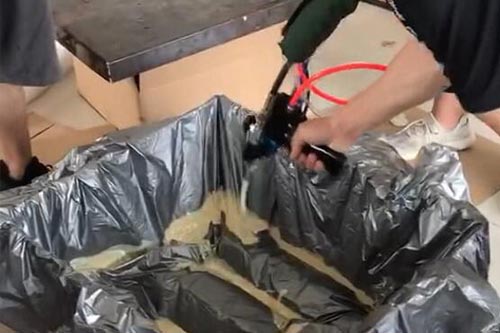 現(xiàn)場發(fā)泡包裝緩沖泡沫澆注聚氨酯機(jī)器(圖2) 現(xiàn)場發(fā)泡包裝緩沖泡沫澆注聚氨酯案例