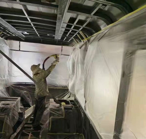 聚氨酯噴涂機(jī) 全車保溫噴涂聚氨酯泡沫(圖3) 全車保溫噴涂聚氨酯泡沫現(xiàn)場(chǎng)