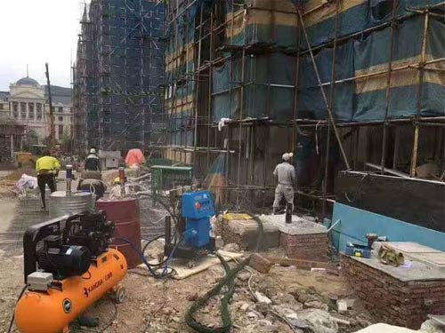 外墻聚氨酯噴涂機(jī)(圖2) 外墻聚氨酯噴涂機(jī)