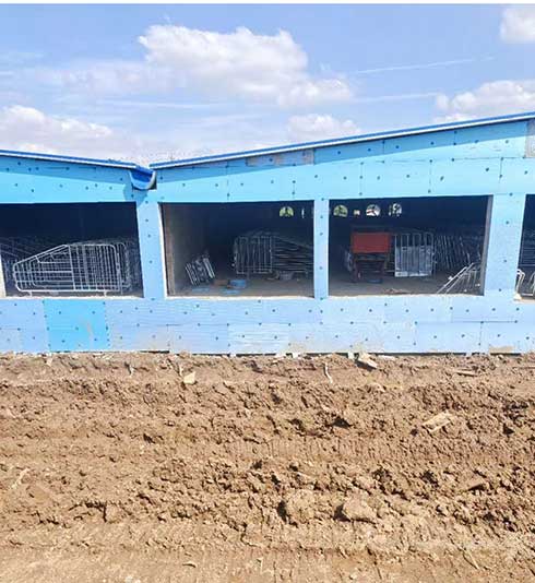 養(yǎng)殖場(chǎng)頂棚聚氨酯發(fā)泡(圖3) 養(yǎng)殖場(chǎng)頂棚聚氨酯發(fā)泡