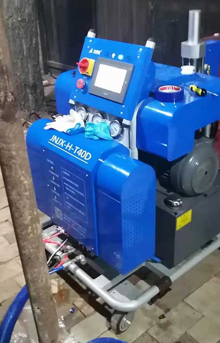 保溫層噴涂機(jī)器(圖1) 液壓HT40D聚氨酯發(fā)泡噴涂機(jī)