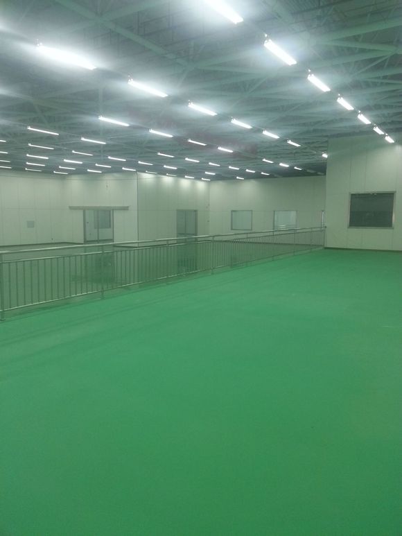 聚脲施工設(shè)備防腐層現(xiàn)場(chǎng)噴涂(圖2) 聚脲地坪